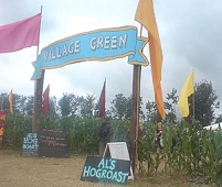 © Robert Rotifer Village Green-Schild